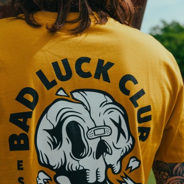T-shirt "Bad Luck Club" ocre